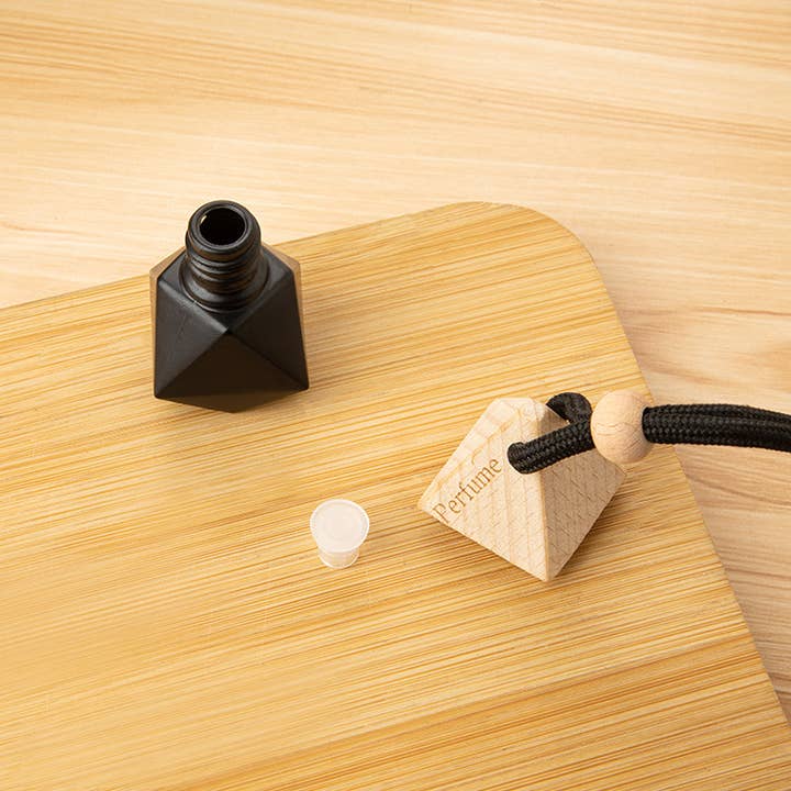 Candles Meta - Vente Flacon pulvérisateur - Bouteille vide de parfum à pendentif en forme de triangle noir mat de 8 ml2