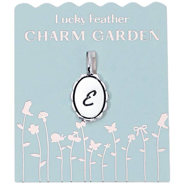 Charm Garden, ciondolo in argento con iniziale smerlata, E per la vendita all'ingrosso da parte di Lucky Feather