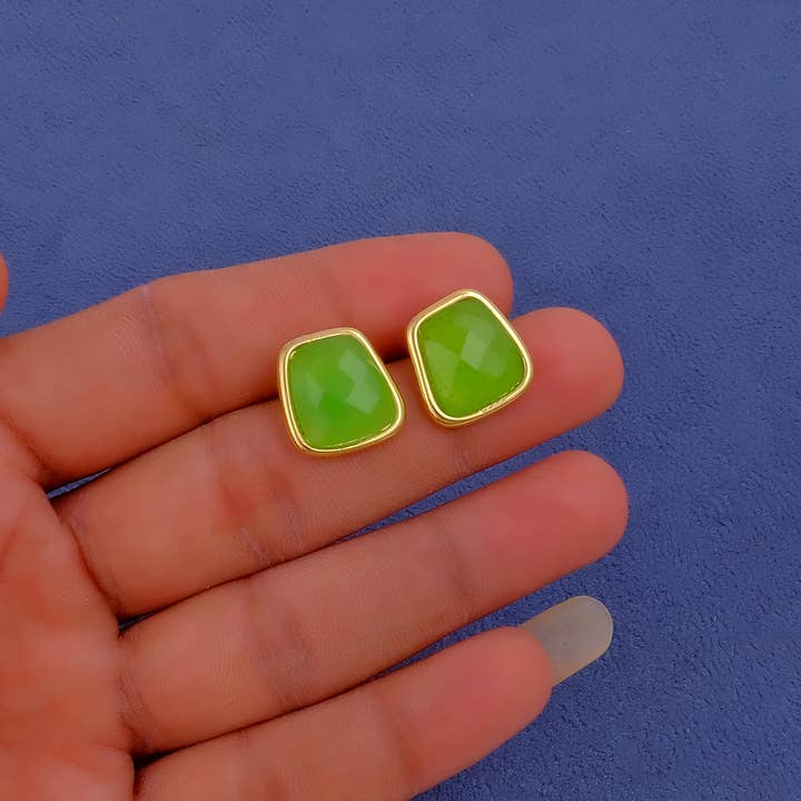 Clous d'Oreilles Tendance en Calcédoine Verte Anti-Ternissement de Forme Fantaisie pour la vente par El Joyero