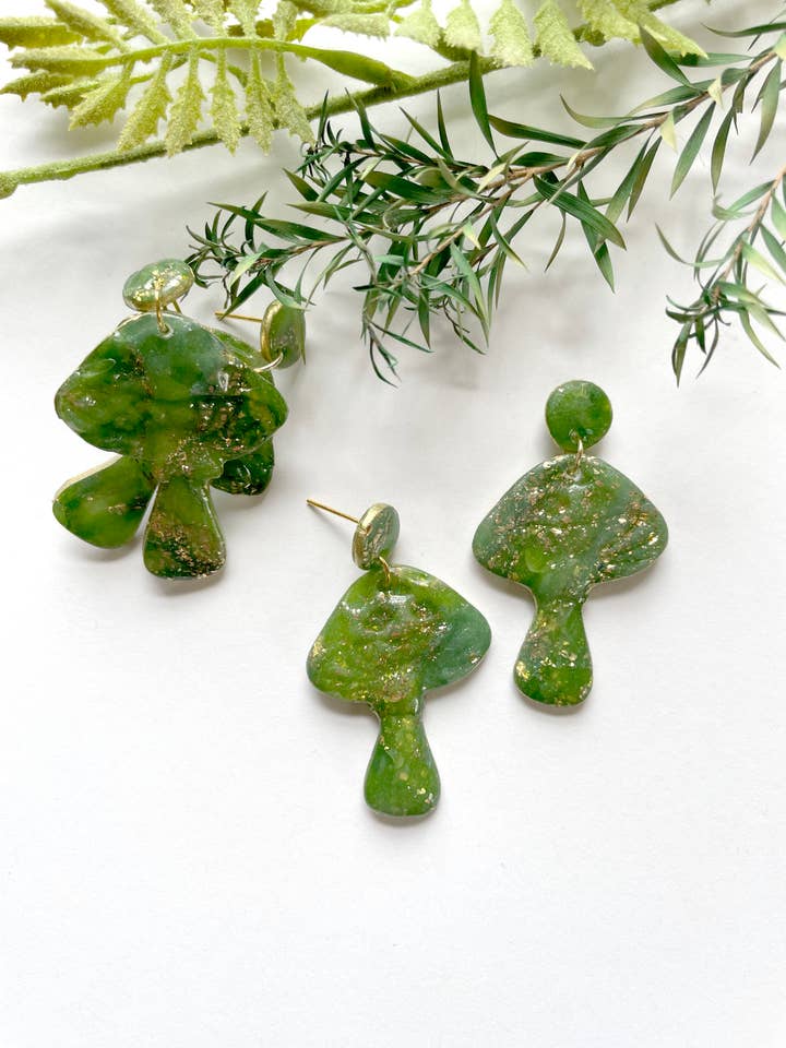 Boucles d'oreilles en forme de champignon vert et doré en argile polymère en faux jade pour la vente par the Pale Porchlight