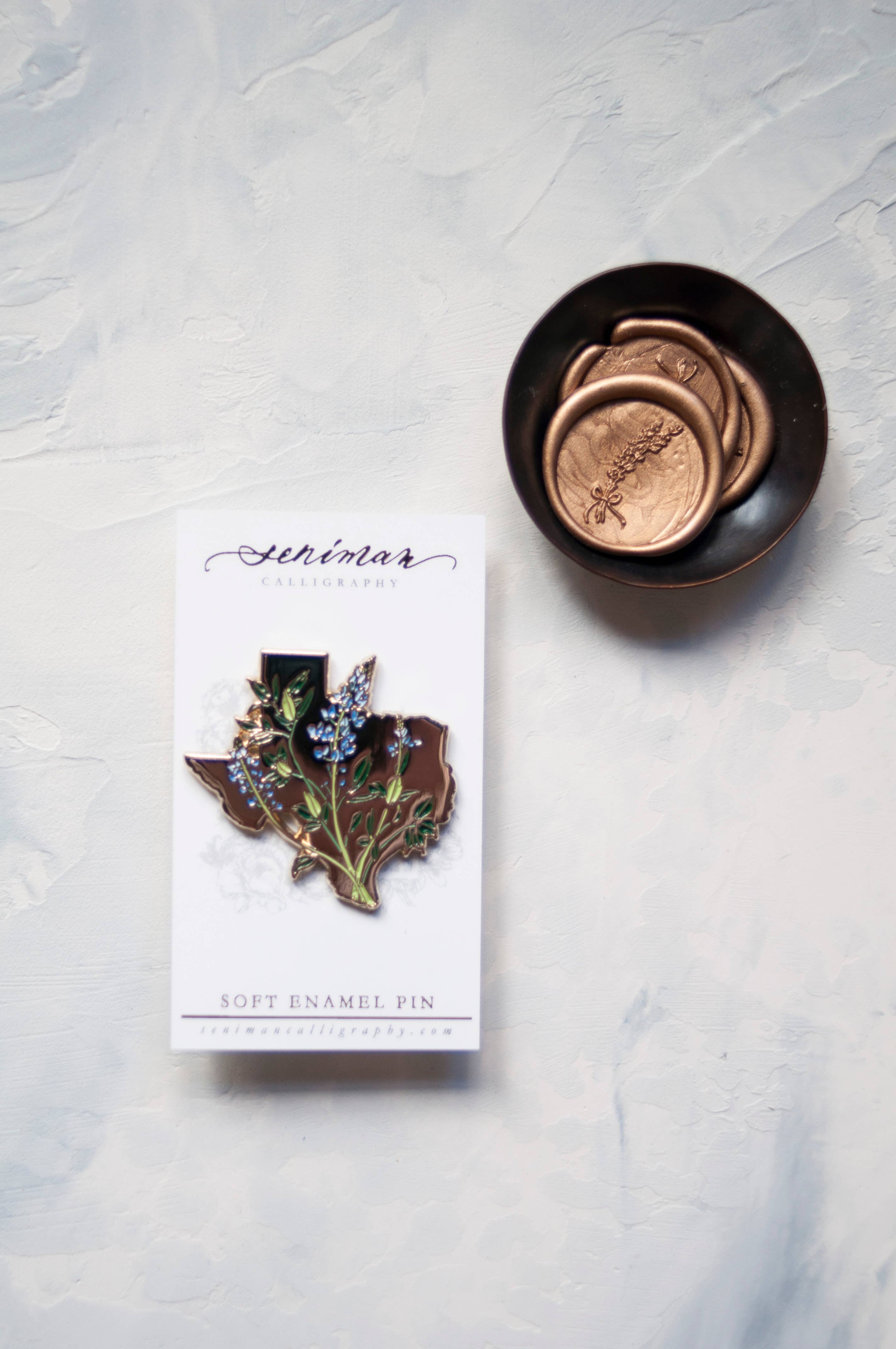 Seniman Calligraphy - Wholesale Lapel Pin/Button - Texas Bluebonnet Gold Enamel Pin3
