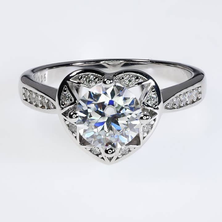 Bague de fiançailles romantique en forme de cœur en argent 925 avec pierre centrale en moissanite brillante pour la vente par Sparkile