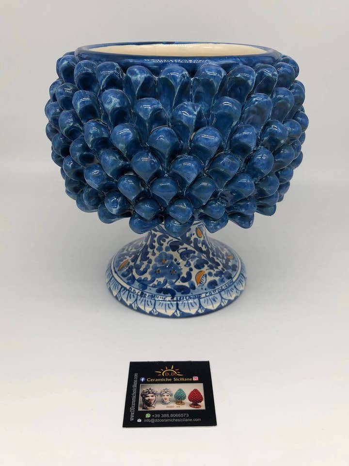 Demi-Pomme de Pin Céramique Caltagirone cm H.20 L.20 Artisanale Bleu Ancien Base Décorée pour la vente par DD Ceramiche Siciliane