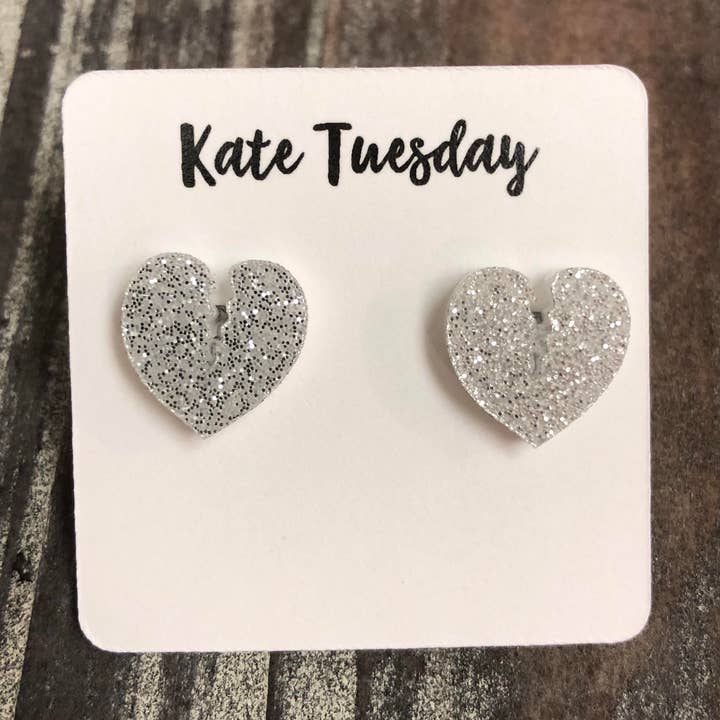 Orecchini a perno in argento con cuore spezzato per la vendita all'ingrosso da parte di Kate Tuesday Jewelry