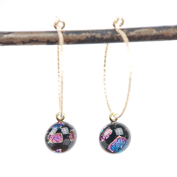 ”Oväntad önskan” fasetterade glas hoop örhängen för wholesale av Sélestine