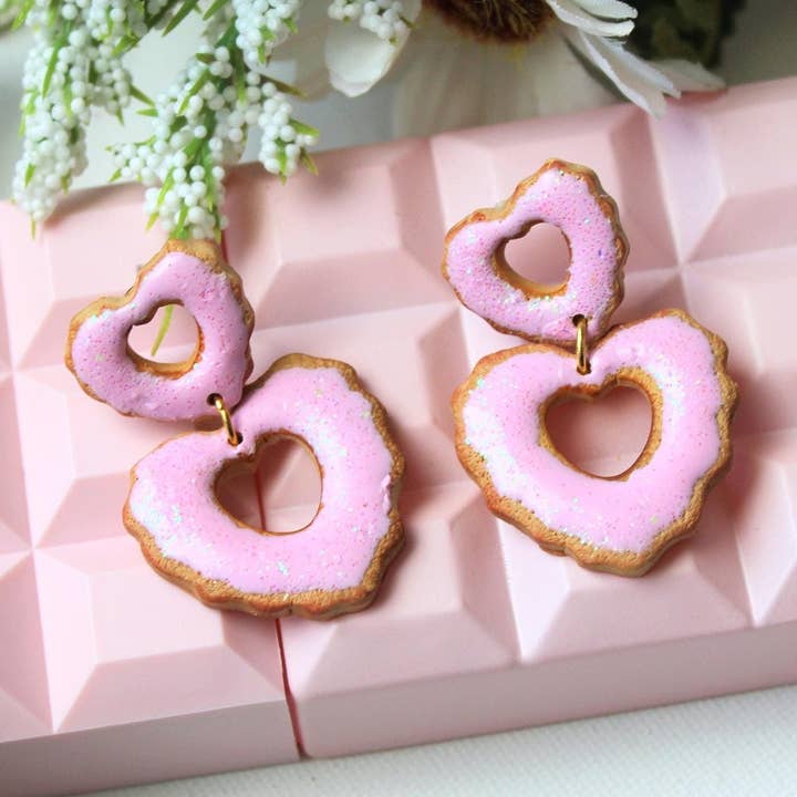 Keks-Ohrringe, Keks-Herz-Ohrringe, Valentinstag, Süß für den Großhandel von Studio Niani
