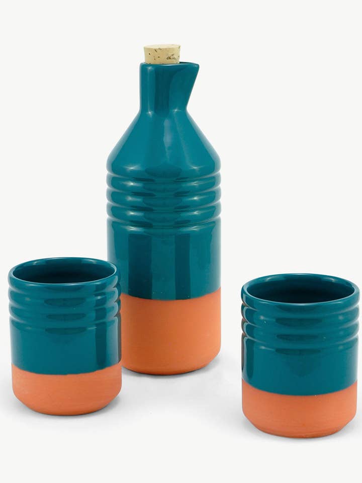 Bottiglia e bicchieri di terracotta smaltata per la vendita all'ingrosso da parte di Casa Atlântica