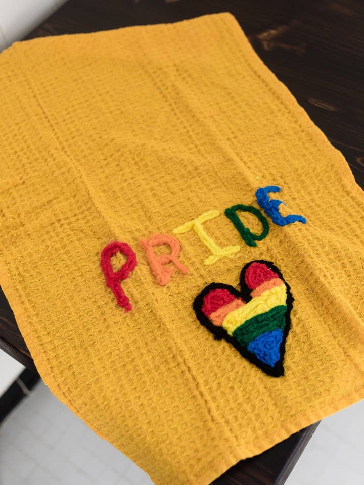 Asciugamano da cucina Pride per la vendita all'ingrosso da parte di Miss Mavis Fun House