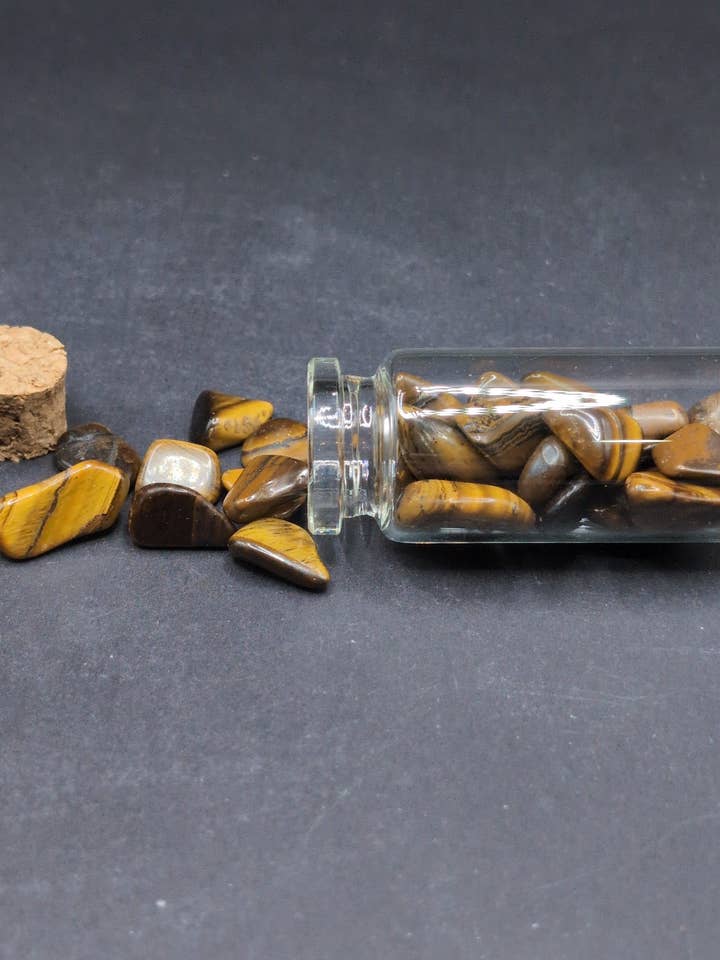 Chips Tigers Eye en bouteille pour la vente par Moonbeam Healing