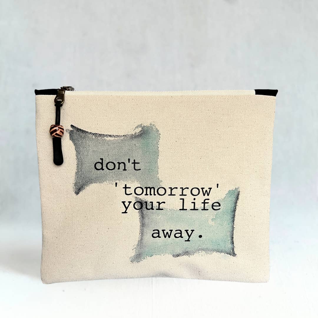 Bolsa pequeña con cierre pintada en lona: Don't Tomorrow Life Away para venta al por mayor de Pretty Clever Words