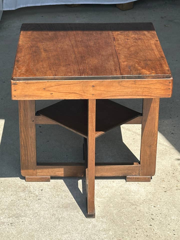 Sockel- oder kleiner quadratischer Beistelltisch mit vierbeiniger Basis und Querstrebe im Vintage-Modernist-Stil für den Großhandel von Office Objets