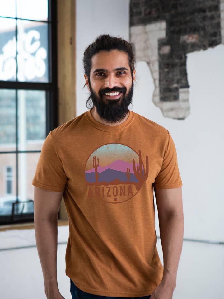 T-shirt graphique unisexe Arizona Travel pour la vente par GOEX Apparel