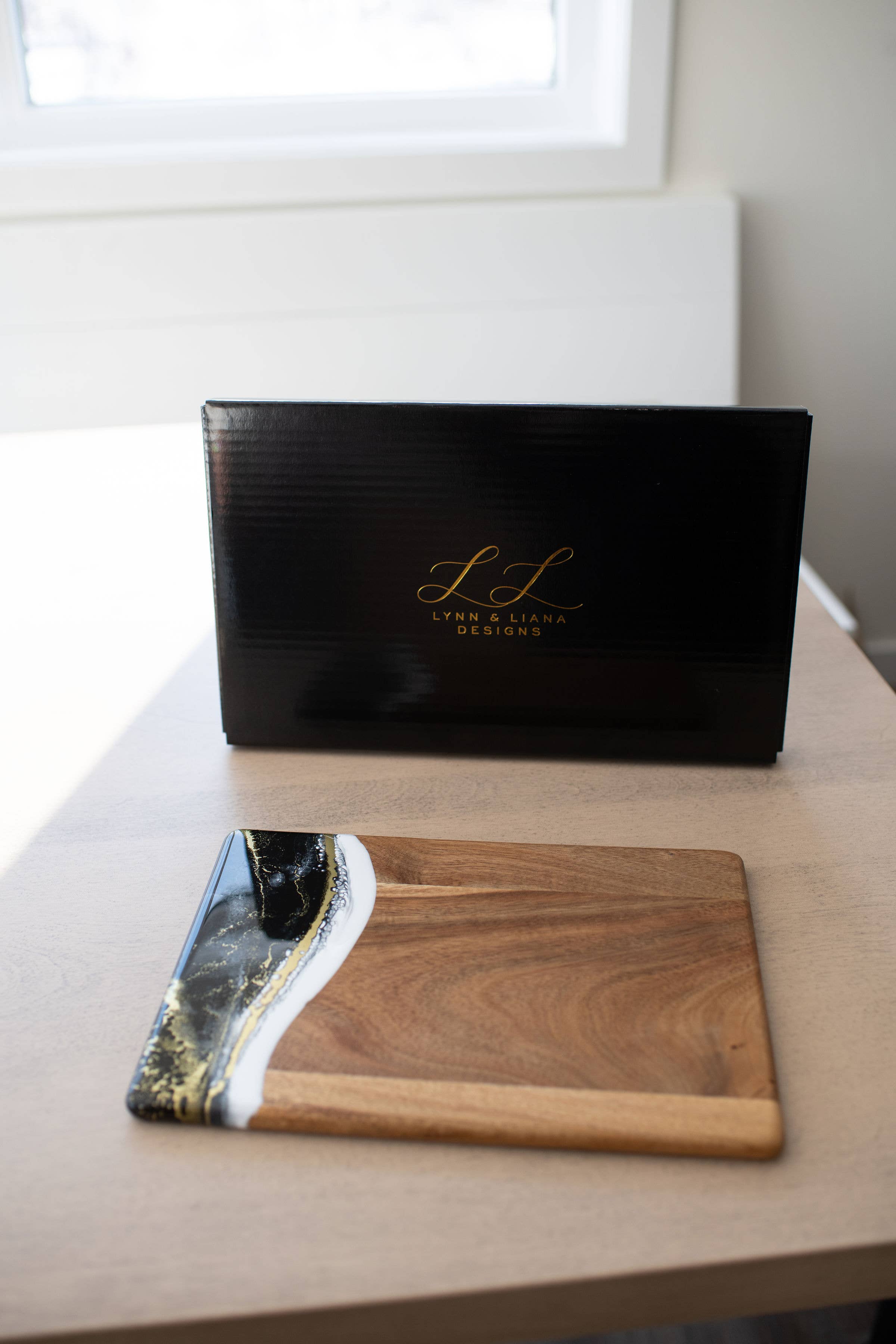 Lynn & Liana Designs - Vendita all'ingrosso Taglieri per formaggio - Tagliere per formaggi e salumi in legno di acacia con resina - No dazi!17