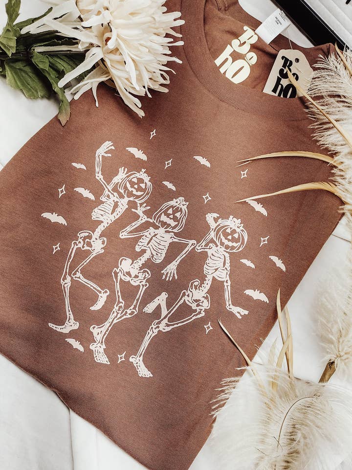 T-SHIRT PUMPKINS DANCING SKELETONS pour la vente par Buena Onda House of Originals