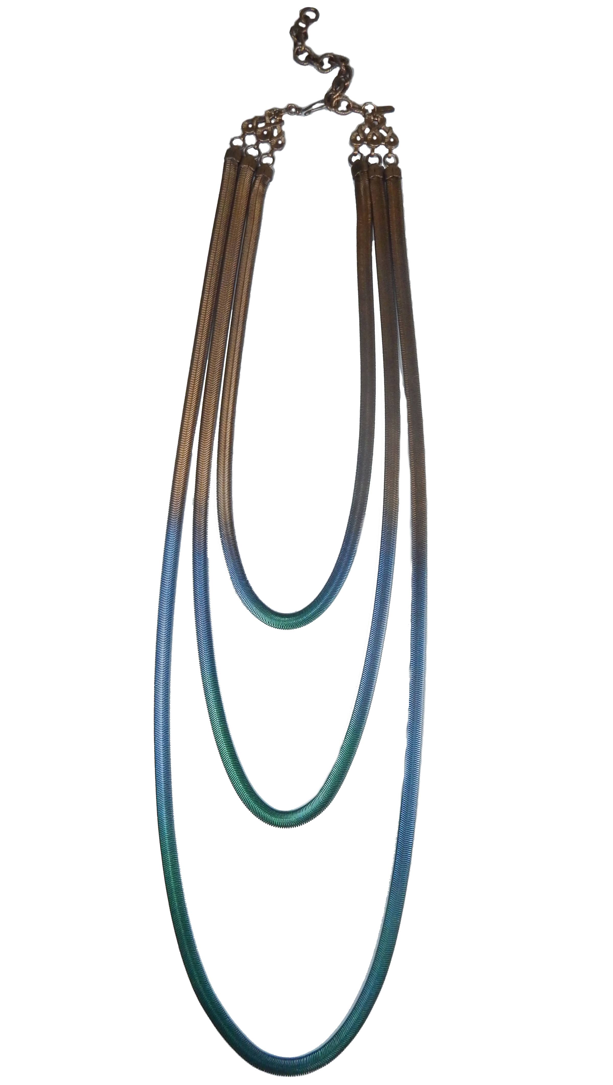 Sarah Cavender Metalworks - Vente Collier maille et chaîne - Collier en forme de fougère à trois brins gradué avec fermoir décoratif1