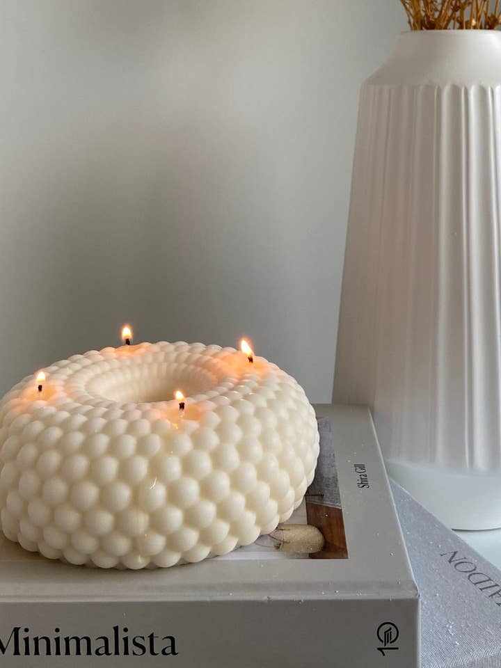 Pearl Candle Donut - Sculpture - Bougie de soja esthétique pour la vente par Hellen’s Boutique