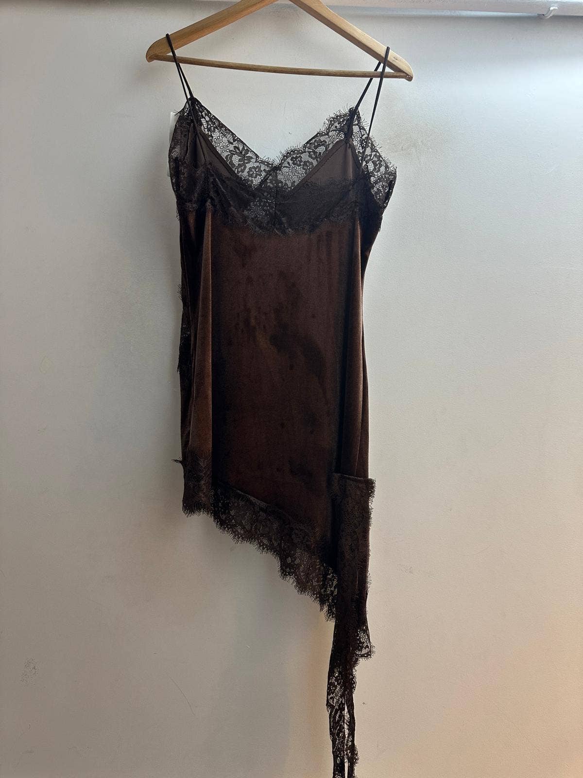 LORIANE – Vestido - Mulher por atacado – 7439V Vestido curto assimétrico de alças em veludo4