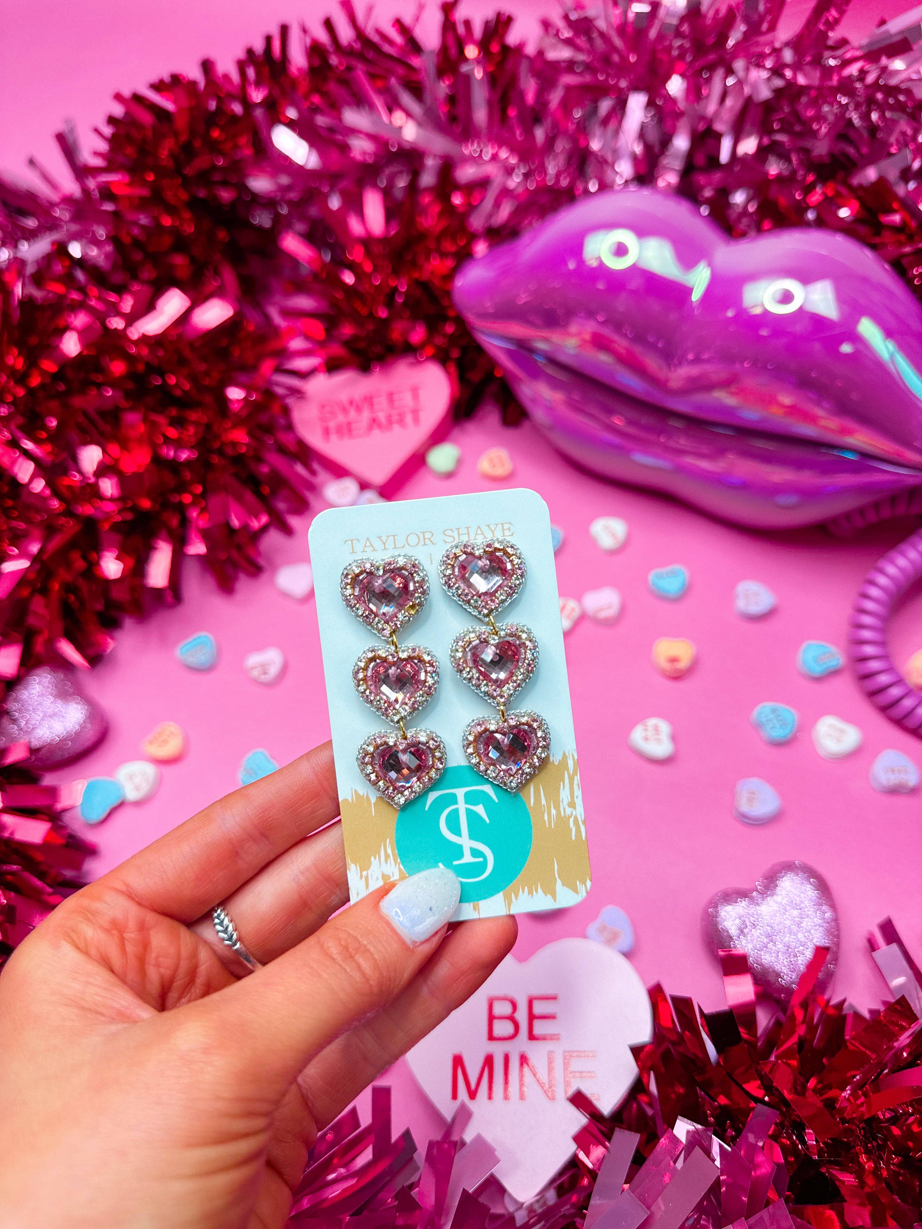 Taylor Shaye Designs - Vente Boucles d'oreilles pendantes - Coeurs à trois perles Rosaline17