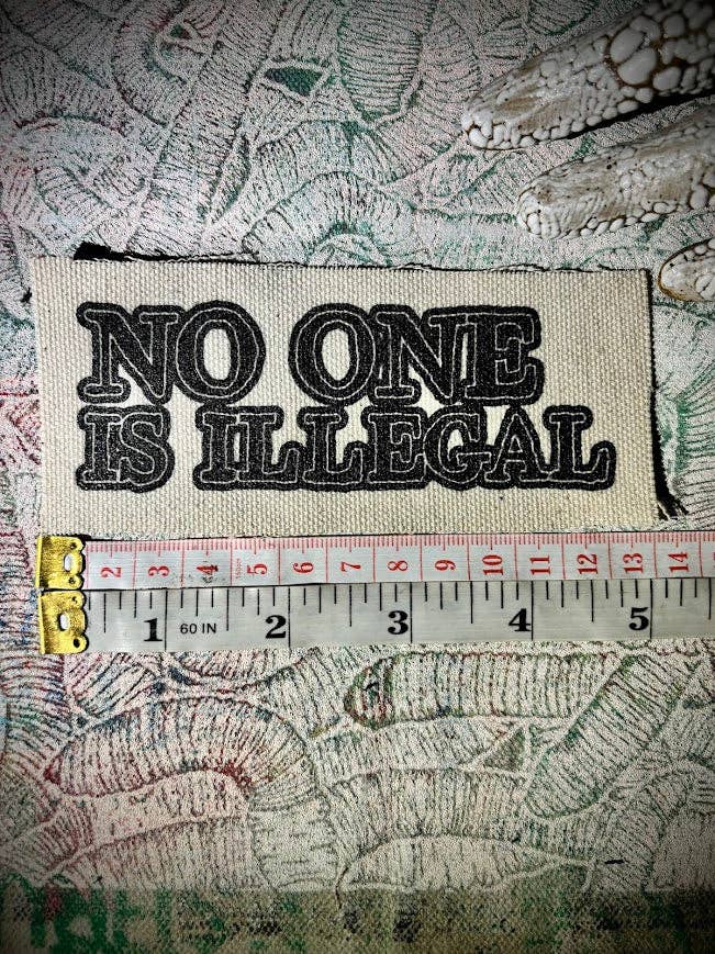 Three Raccoons – Großhandel Aufnäher – Niemand ist illegal Aufnäher.1