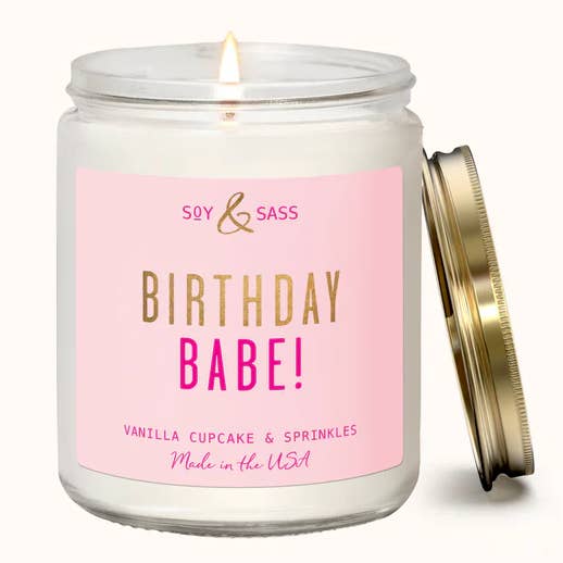 Verjaardagsbabe 7,2 oz Soja Kaars Huisdecoratie & Geschenken voor wholesale door Soy and Sass