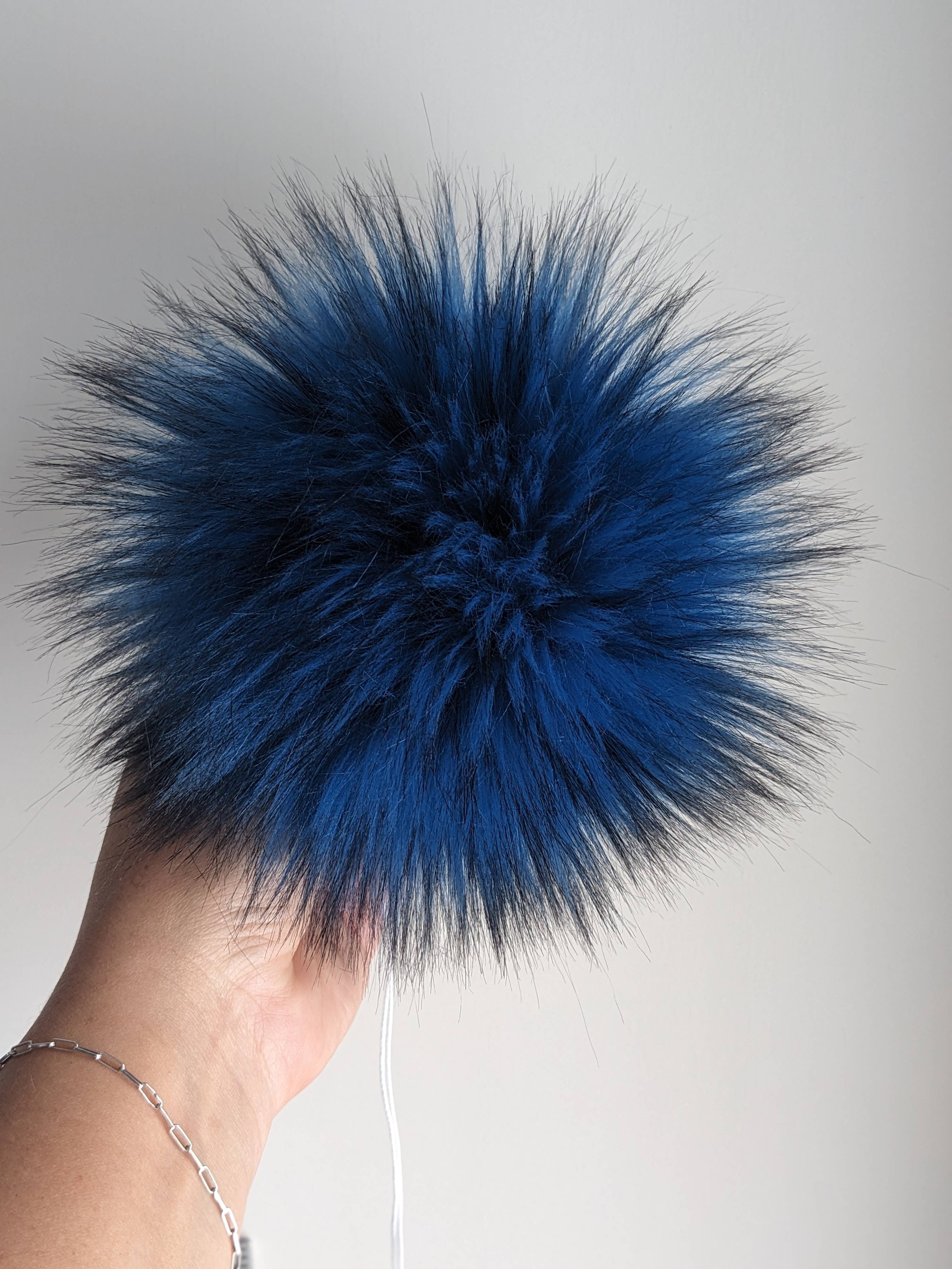 CountryStixCo - Vendita all'ingrosso Pompon - Pompon rimovibile in pelliccia sintetica da 17,8 cm - Blueberry Blue1