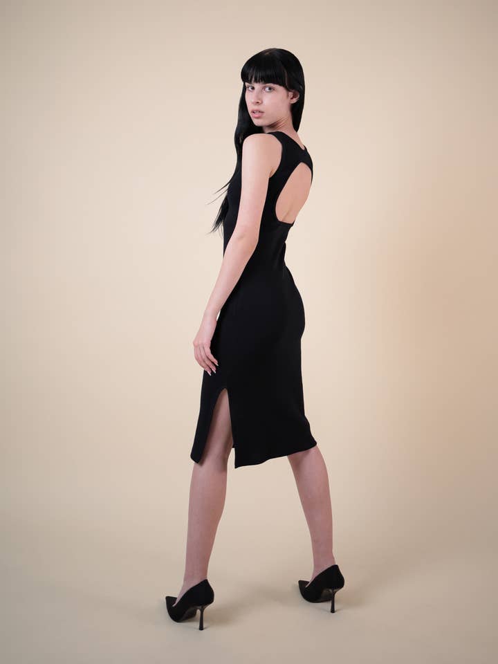 Luna Rippstrickkleid mit offener Rückseite für den Großhandel von EHE Apparel