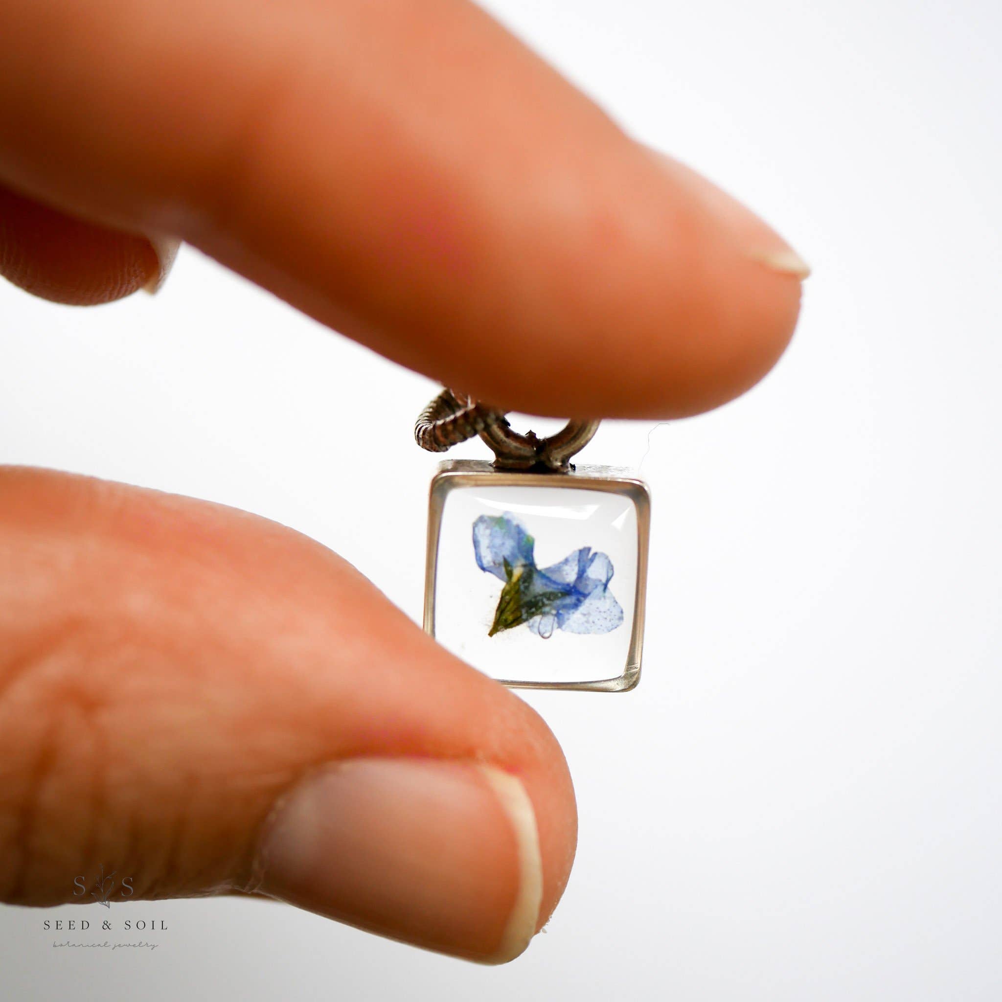 Seed & Soil Botanical Jewelry – Großhandel Kette mit Anhänger/Charm – Tiny Square Anhänger2