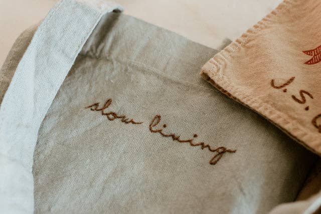 Eloise et moi – wholesale Bärkasse - Dam – Handbroderad bomullstote, växtfärgad väska2