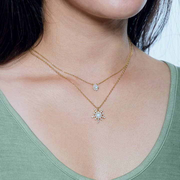 Heilo Jewelry – Großhandel Kette mit Anhänger/Charm – Schneeflocken-Halskette mit Opal — 16-Zoll-Kette