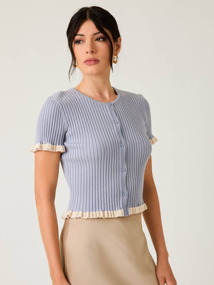 HAUT CÔTELÉ AVEC VOLANTS ET DÉTAILS DE BOUTONS pour la vente par Sunday Edition