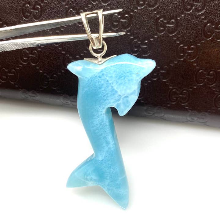 Ciondolo a forma di delfino Larimar da 16 g, ciondolo Larimar, gioielli boemi, ciondolo Larimar della Repubblica Dominicana per la vendita all'ingrosso da parte di Akstar Gems