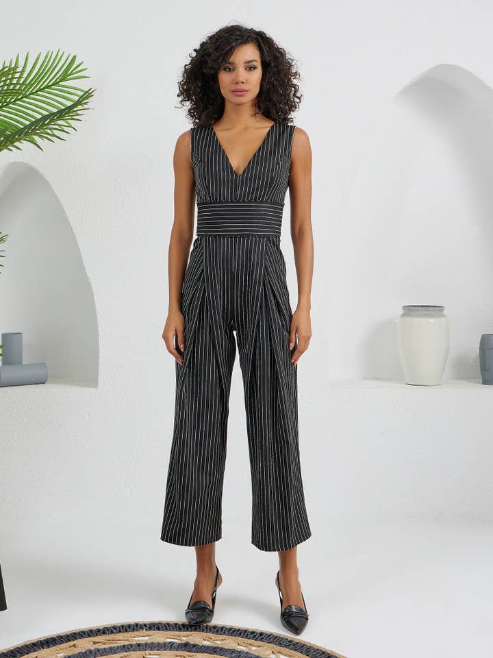 Der Arrow Jumpsuit - Schwarz-Weiße Streifen für den Großhandel von LUMINA ELIGMA