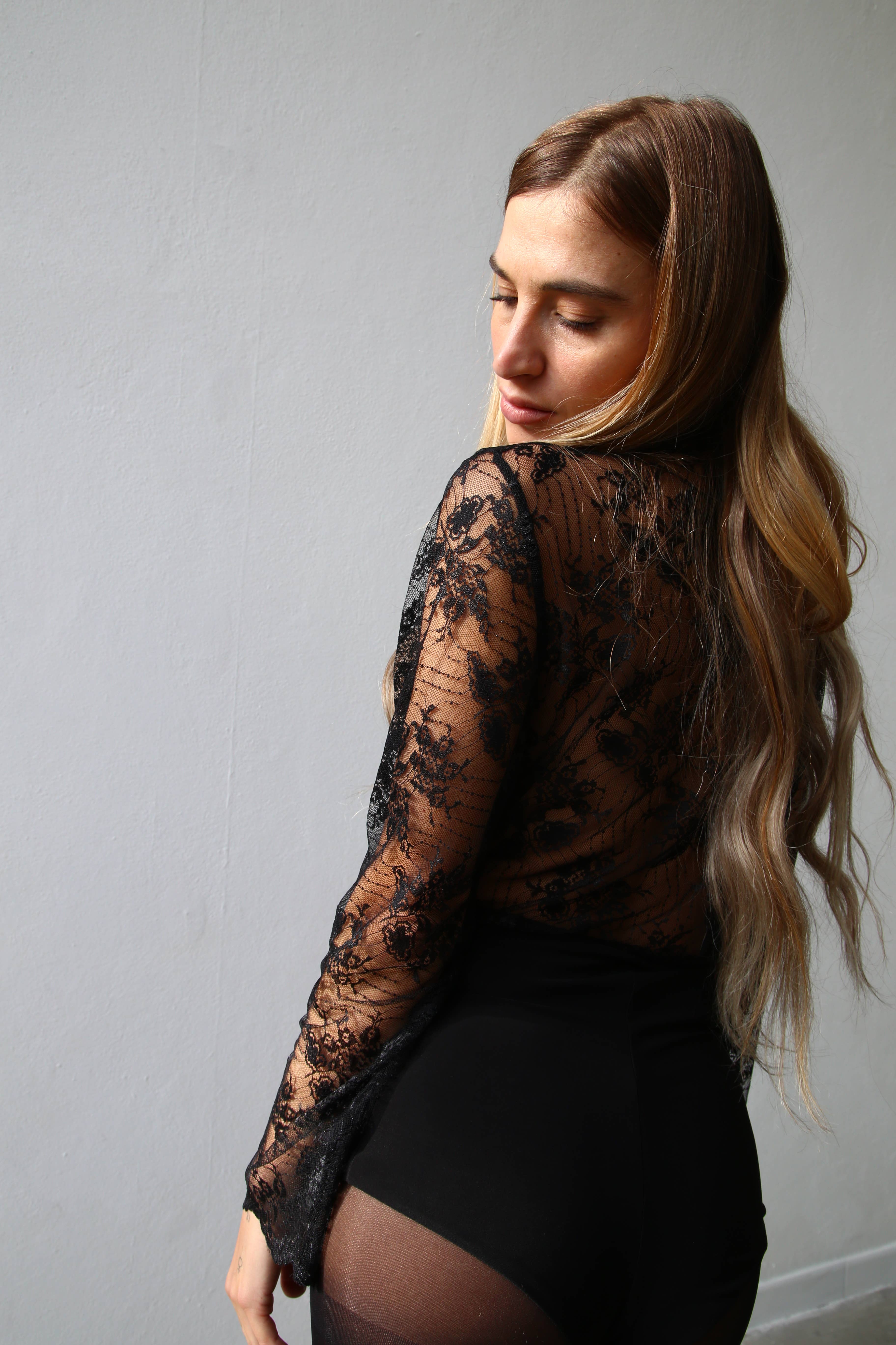 dentelle noire BODY CROISÉ EN DENTELLE NOIRE À MANCHES LONGUES W5011 en vente sur Faire2