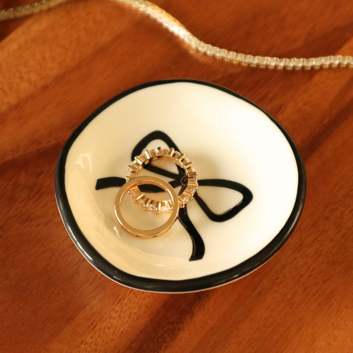 Properly Improper - Vente Plateaux à bijoux - Plat à Bague Noir Bow2