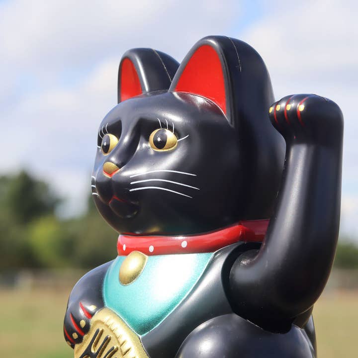 Tribal Trade GmbH - Venta al por mayor Figura decorativa - Gato de la suerte Maneki-neko negro de 15 cm que mueve la pata9