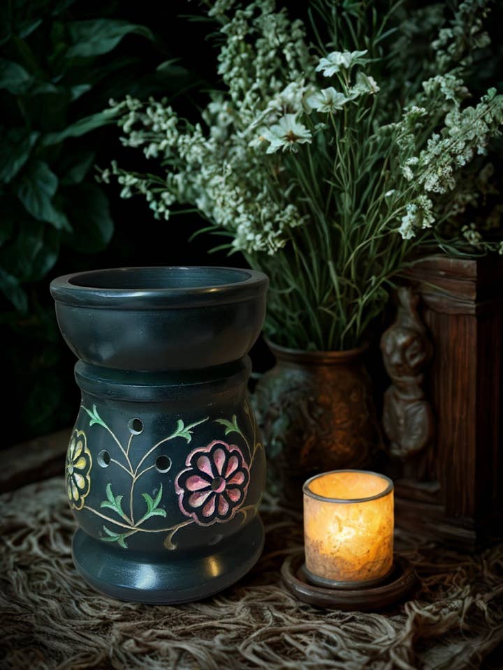 Brûle-parfum en pierre à savon noire motif floral pour la vente par Arhomie