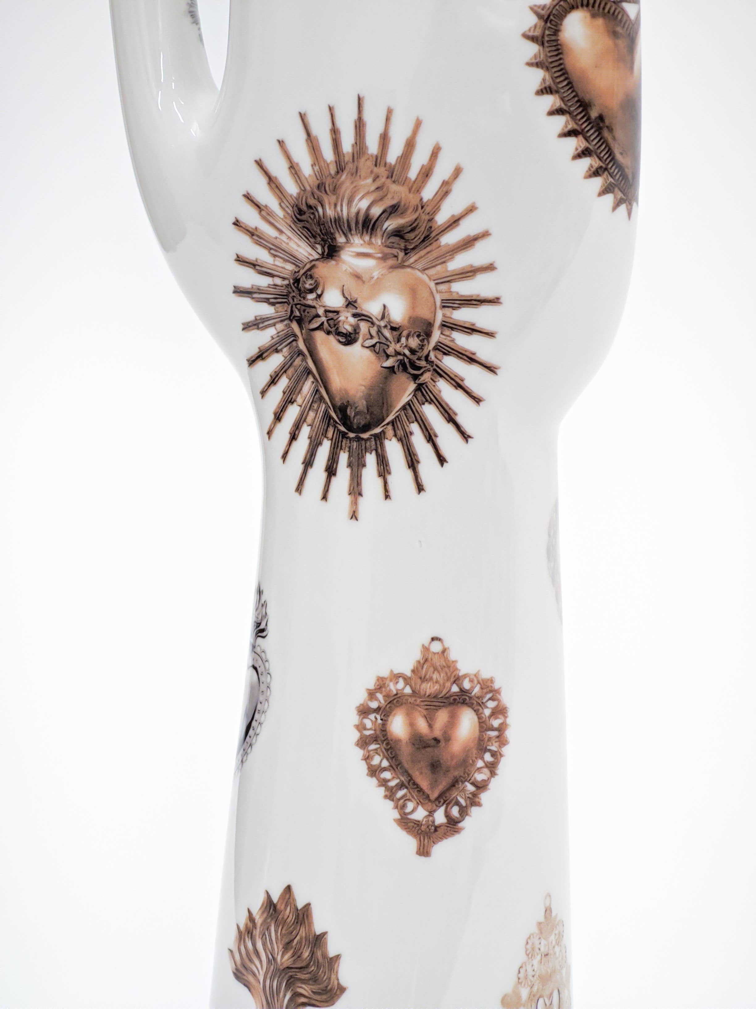 Vito Nesta Grand Tour – Objeto de mesa decorativo por atacado – Mão anatômica de porcelana decorada com ex-votos dourados e prateados5