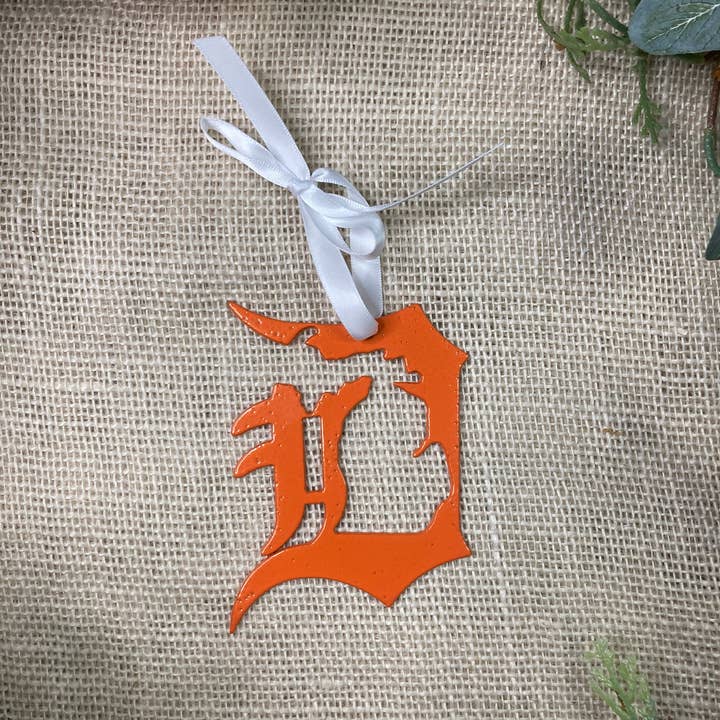 Ornement en métal « Michigan in Old English D » pour la vente par Lakeshore Impressions