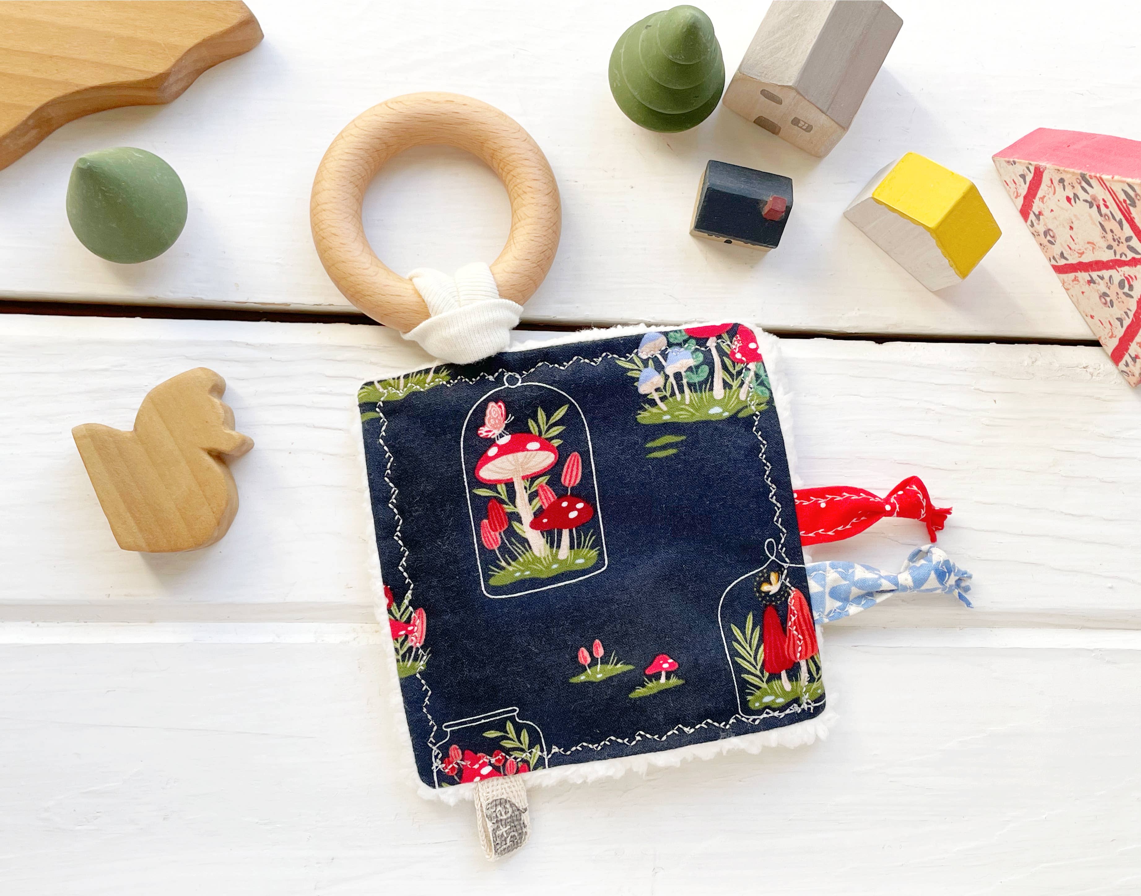 The Bird & Elephant – Engroshandel Knitrende legetøj med mærker - Baby – Svampeklokkekrukke Sommerfugle Crinkle Teething Tag Legetøj