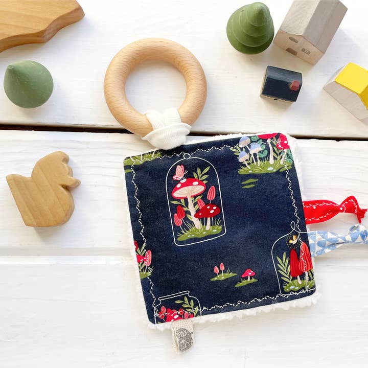 The Bird & Elephant – Engroshandel Knitrende legetøj med mærker - Baby – Svampeklokkekrukke Sommerfugle Crinkle Teething Tag Legetøj0