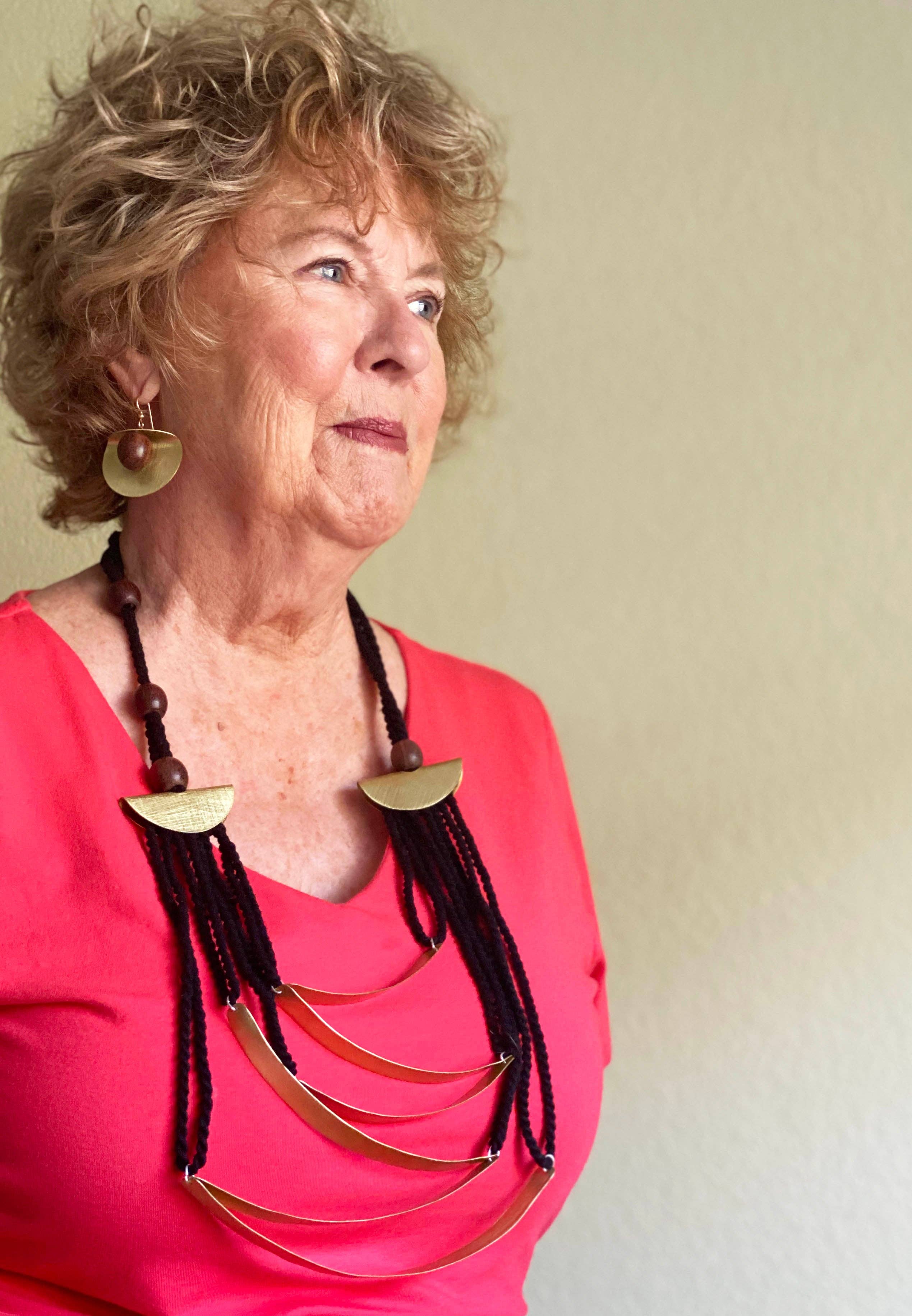 Chick Boss LLC – wholesale Hängande örhängen – EDITA Vikta metall- och hållbart skördade träörhängen3