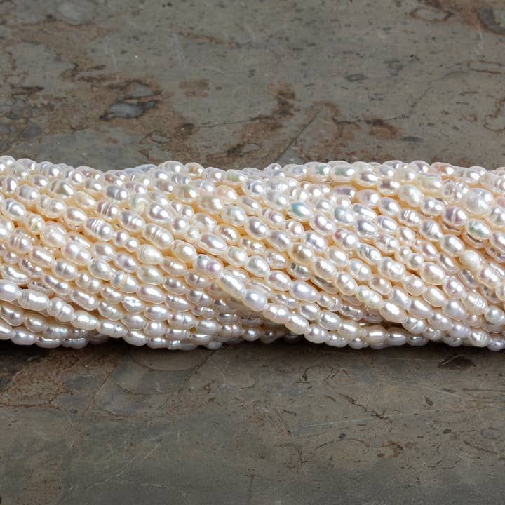 Perles de riz baroques blanches cassé 3x2mm, 16 pouces, 95 perles pour la vente par The Bead Traders