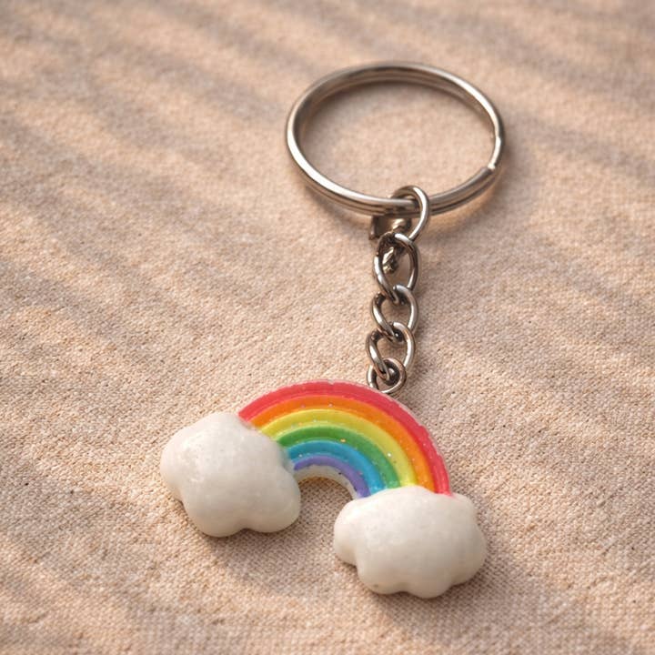 PETIT PORTE-CLÉS ARC-EN-CIEL AVEC NUAGES pour la vente par thealtruistic.life