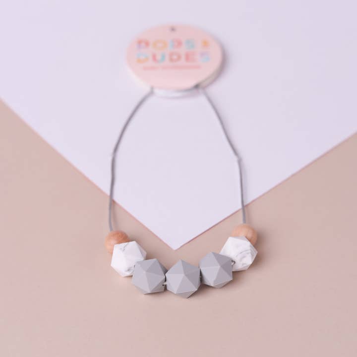 Collier de dentition en marbre gris pour la vente par Pops and Dudes