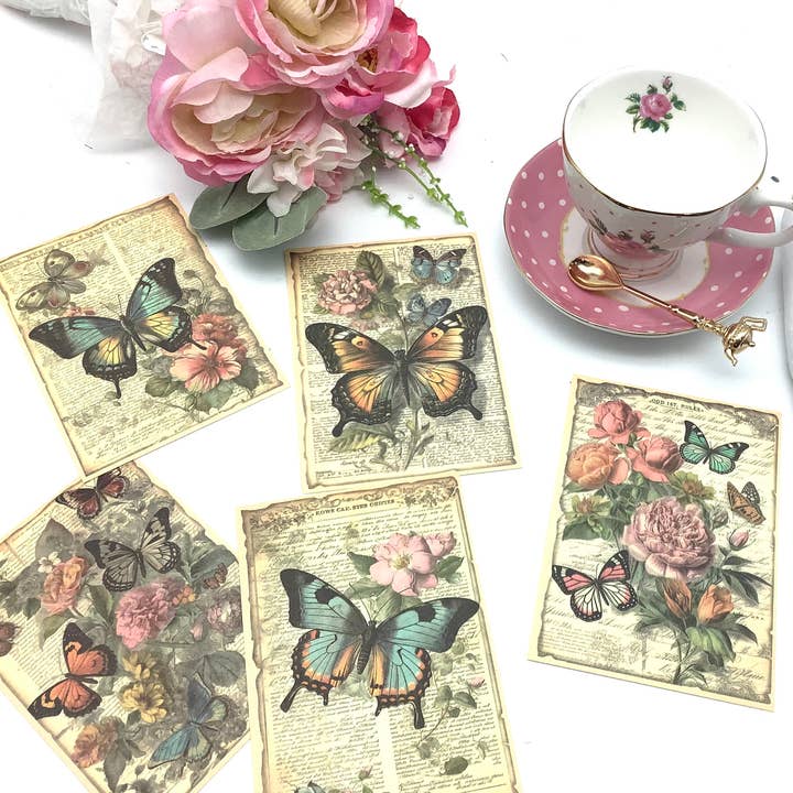 Carte postale thé et papillon avec pétales de rose de thé noir pour la vente par All Little Cute Things