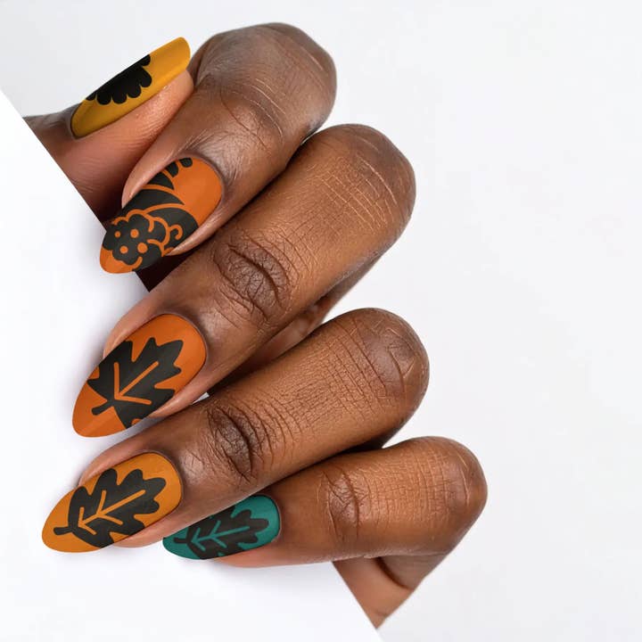 Ongles à Presser Noirs de Thanksgiving Gothic Harvest pour la vente par FYNE BODY