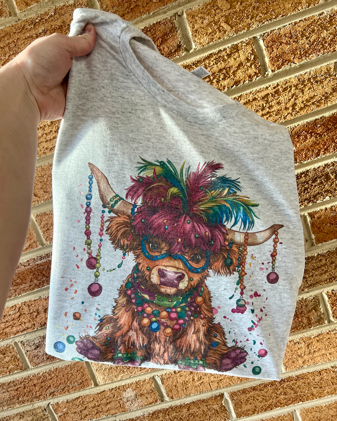 Southern Chic – wholesale T-shirts med screentryck – Dam – Highland Cow Mardi Gras grafisk T-shirt1