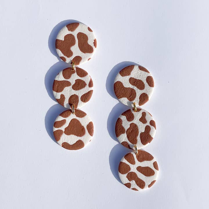 ciondoli a tre cerchi con stampa mucca marrone chiaro per la vendita all'ingrosso da parte di The Color Theory