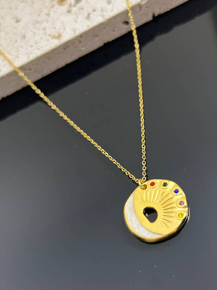 Collier Éclat Céleste Soleil et Lune en Nacre en acier pour la vente par COSMOS