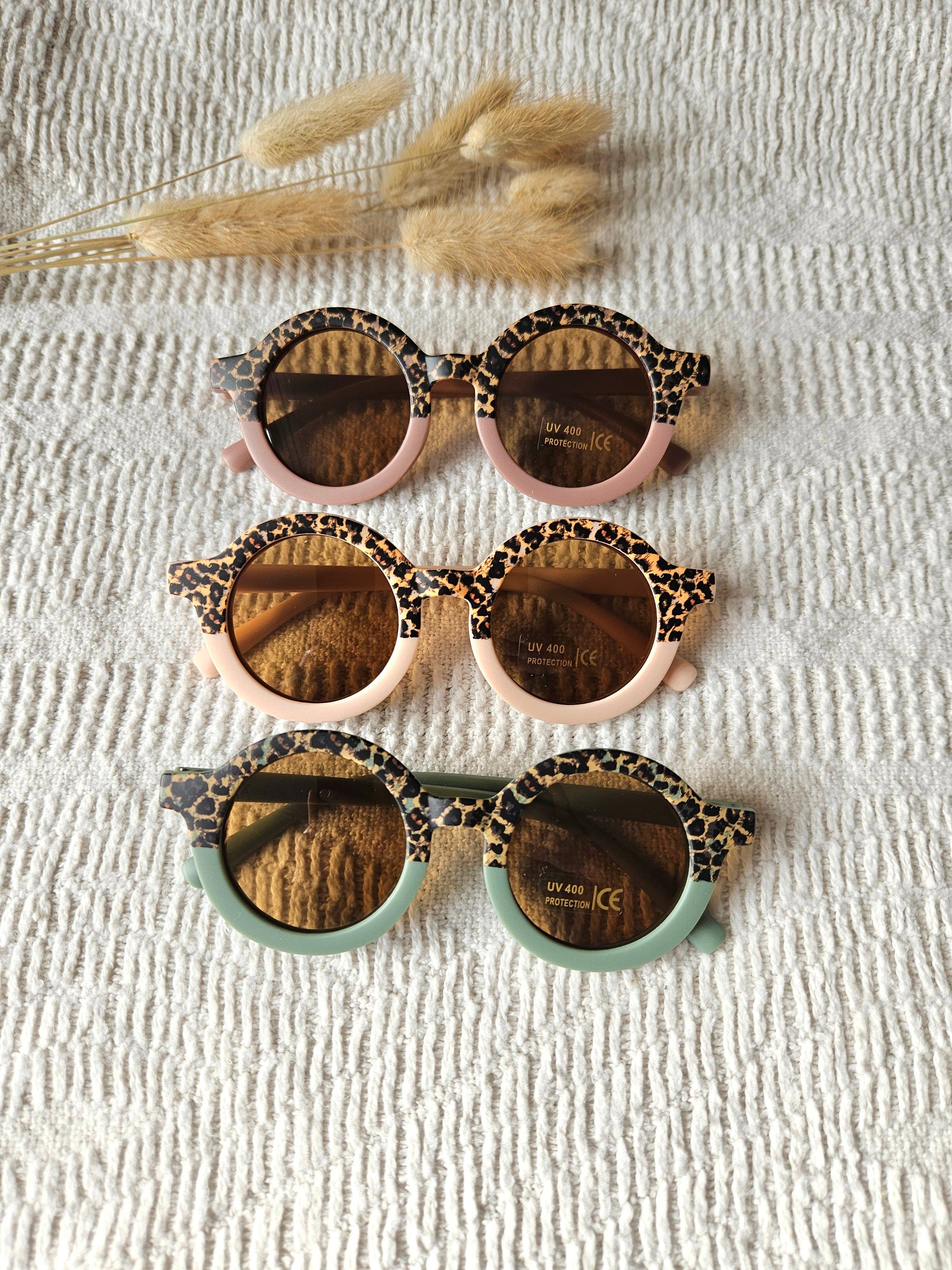 Rammelaartje – Engroshandel Solbriller- Børn - Børn – Solbriller til baby og barn UV400 runde – Salvie/Leopard4